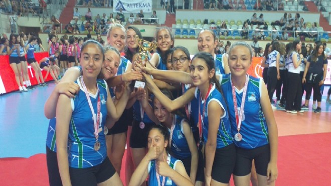 Narlıdere'de minik voleybolcular gururlandırdı