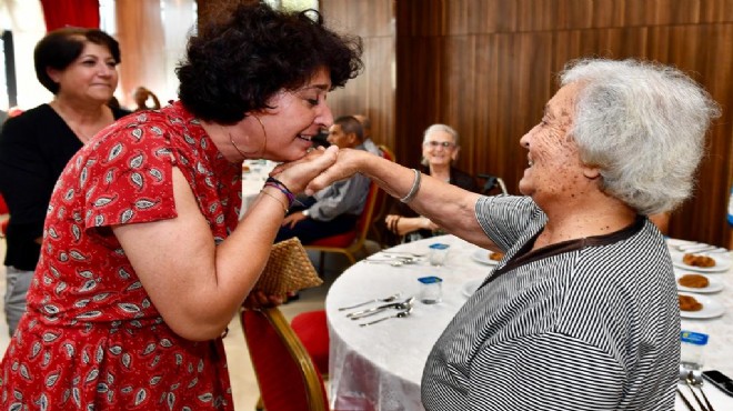 Neptün Soyer'den huzurevi mesaisi: Bayramlarını kutladı