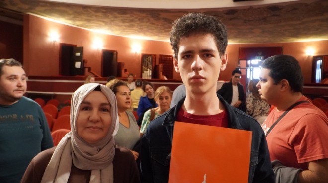 Nöroçeşitli gençlerin mezuniyet sevinci