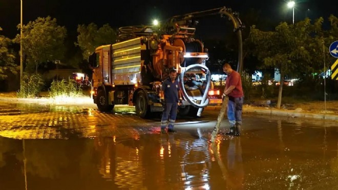 Nüfusu 1 milyonu geçen Çeşme'de kanalizasyon taştı.... Belediyeden jet müdahale!