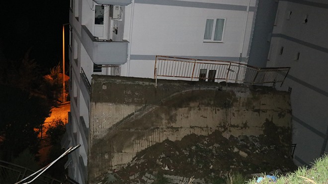 İzmir'de istinat duvarı çöktü: 88 daireye tahliye!