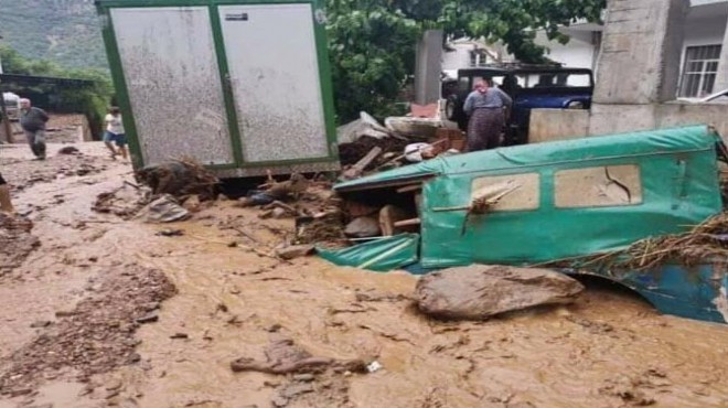 O ilçede sağanak kabusu: Araçlar sulara kapıldı, ekili araziler göle döndü!