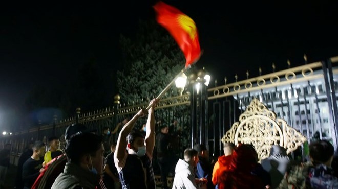 O ülke karıştı: Protestocular sarayı işgal etti