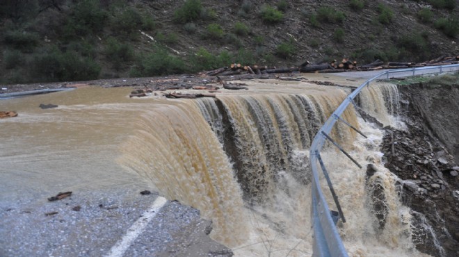 Ödemiş-Turgutlu kara yolunda çökme!
