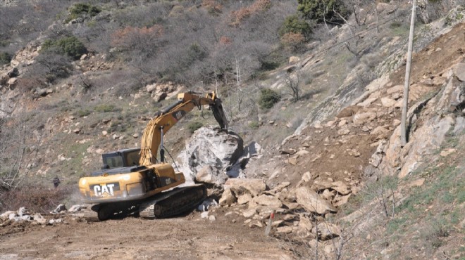 Ödemiş te heyelan: Mahalle yolu ulaşıma kapandı