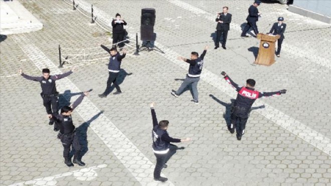 Ödemiş te polislerden özel güne özel zeybek!