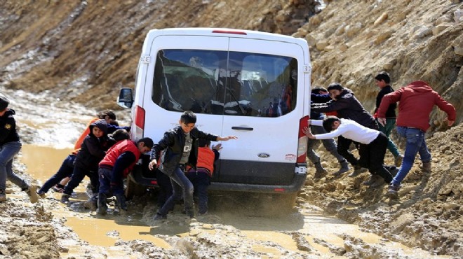 Öğrencilerin yol çilesi: Dersimiz çamur!