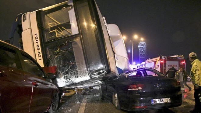 Otobüs otomobillerin üzerine devrildi: 14 yaralı!