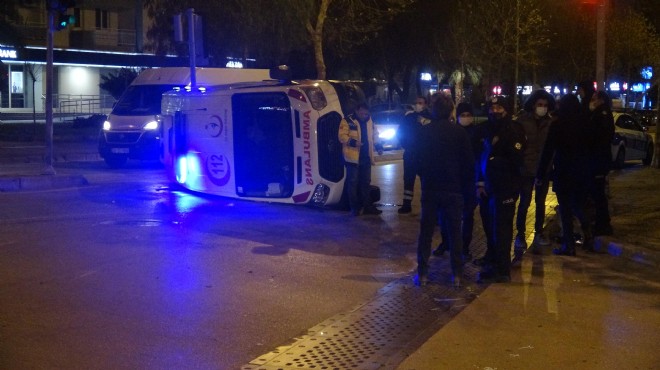 İzmir'de feci kaza: Ambulans yan yattı!