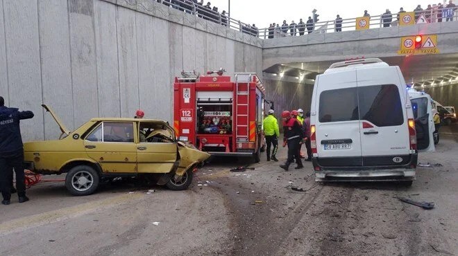 Otomobil ile işçi servisi çarpıştı: 12 yaralı