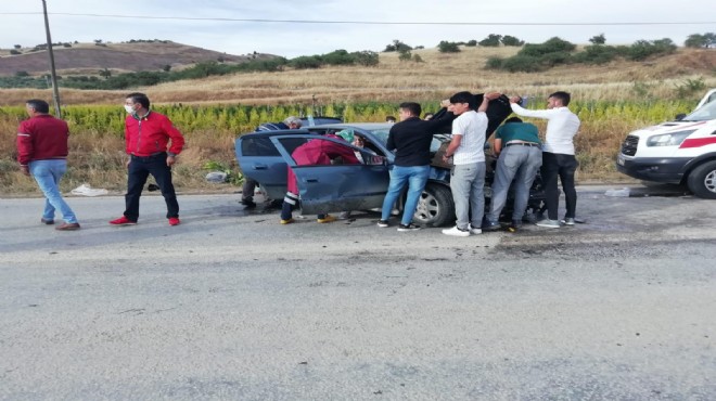 Otomobille kamyonet çarpıştı: 5 yaralı