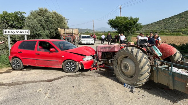 İzmir de otomobille traktör çarpıştı: 4 yaralı!