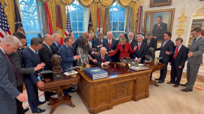 Oval Ofis te ilginç anlar: Trump a dokunup dua ettiler