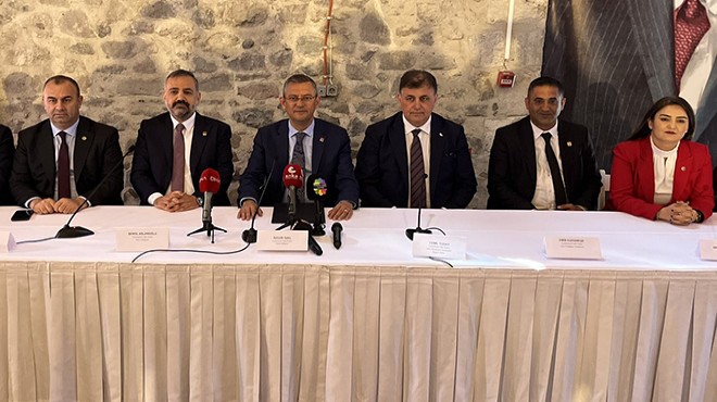 Özel'den İzmir'de Romanlara 'CHP'de siyaset yapın' çağrısı, 'vekil ve başkan' sözü!