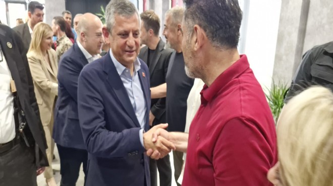 Özgür Özel İzmir'de partisinin il binasına geldi!