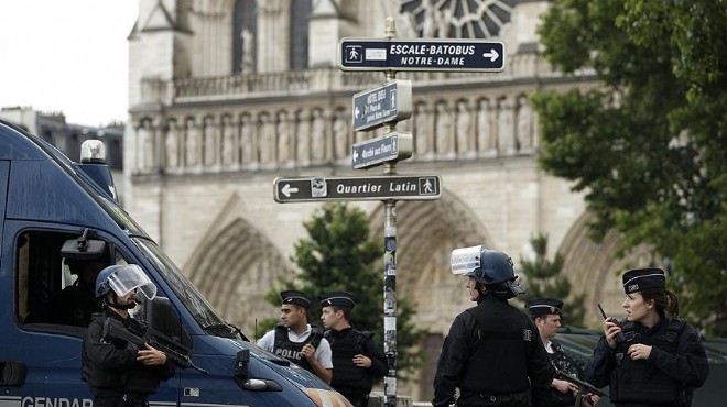 Paris te sokak ortasında bıçaklı dehşet!