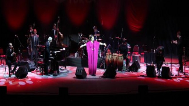 Pink Martini, İzmirli hayranları için söyledi