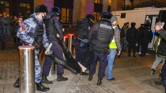 Protestolar sürüyor: Rusya'da yüzlerce gözaltı!