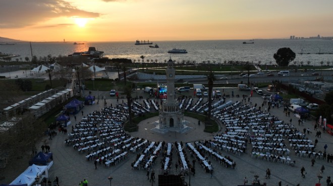 İzmir'de ilk iftarda deprem dayanışması!