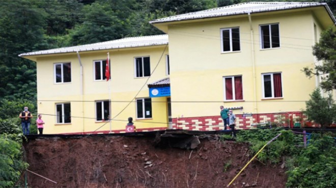 Rize de heyelan: Okulun bahçesi çöktü