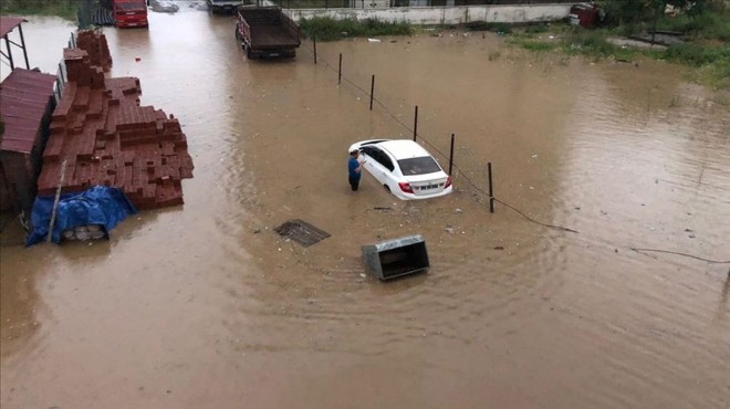 Rize de sel ve heyelan: 2 kişi hayatını kaybetti