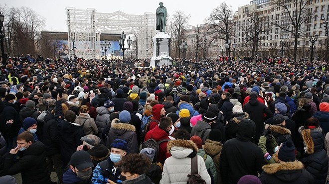Rusya'da sokaklar karıştı: 2 binden fazla gözaltı!