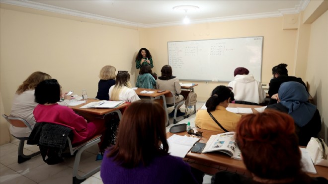 Rusya ve Ukrayna vatandaşları İzmir'de aynı sınıfta Türkçe öğreniyor