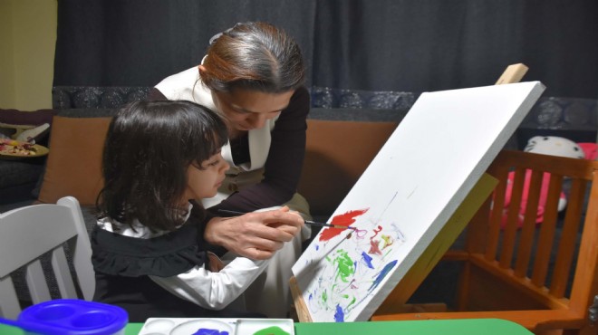 SMA lı Esra kampanyası için resim yapıyor