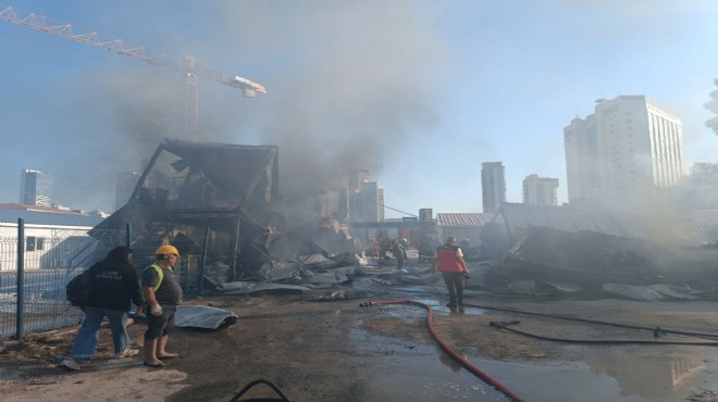 Şantiyede korkutan yangın: Alevler 2 otomobile sıçradı