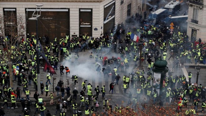 'Sarı Yelekliler' sokaklarda: Paris'te hayat durdu!