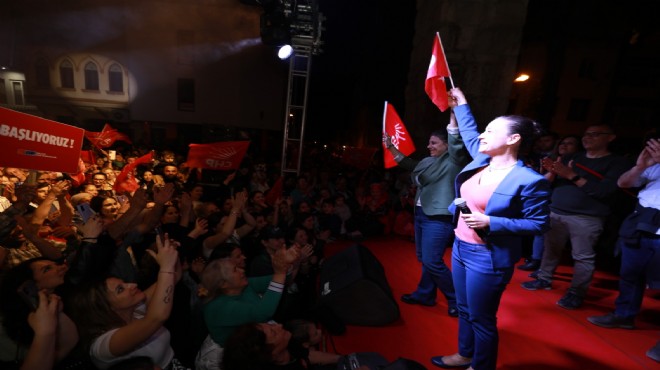 Selçuk'ta başkan Sengel sevincini halkla paylaştı