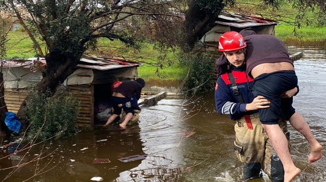 Selde mahsur kalan yurttaşı itfaiye eri sırtında taşıdı!