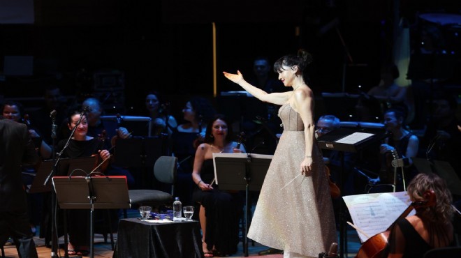 Şevval Sam hem söyledi hem yönetti