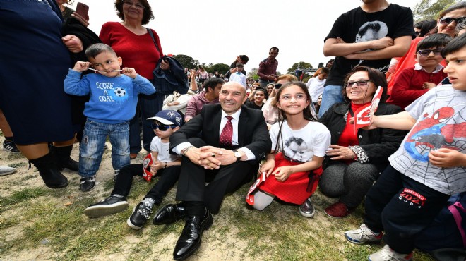 Soyer 23 Nisan coşkusuna ortak oldu...  Çocuk dostu şehir  mesajı verdi!