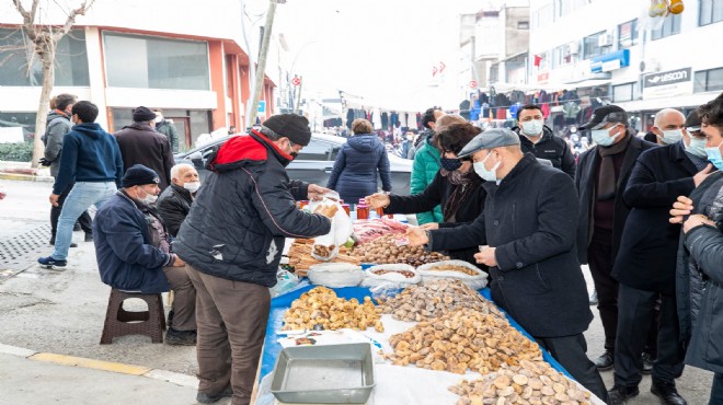 Soyer çifti pazar alışverişini Bayındır üreticisinden yaptı