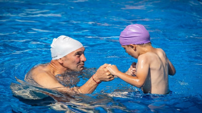 Soyer'den çocuklarla yüzme keyfi