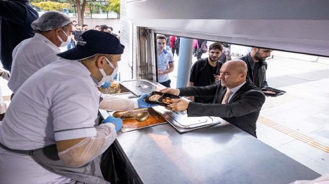 Soyer den öğrencilerle yemek sürprizi:  Kaynak yapmıyorum  dedi, sıraya girdi...