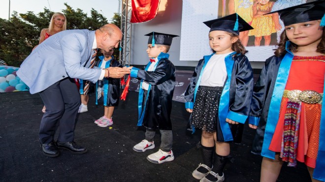 Soyer miniklerin ilk mezuniyet heyecanına ortak oldu: Devlet babaysa belediye ana olmalı