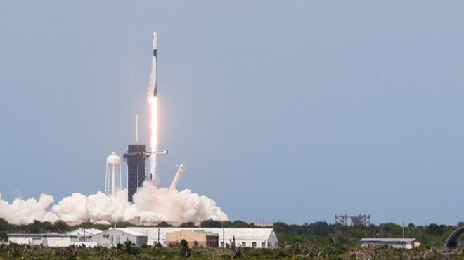 SpaceX'in ilk insanlı uzay mekiği fırlatıldı