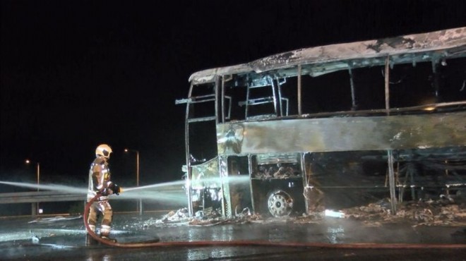 TIR ın çarptığı yolcu otobüsü alev alev yandı!