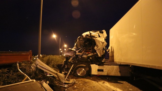 TIR önce işaret levhasına, ardından bariyerlere çarptı: 1 ölü, 1 yaralı