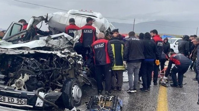 TIR ve minibüs çarpıştı: 5 ölü, 2 yaralı