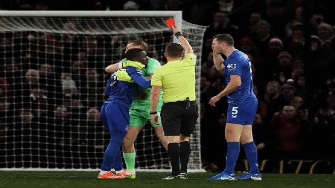 Takım arkadaşına tokat attı, kırmızı kart gördü!