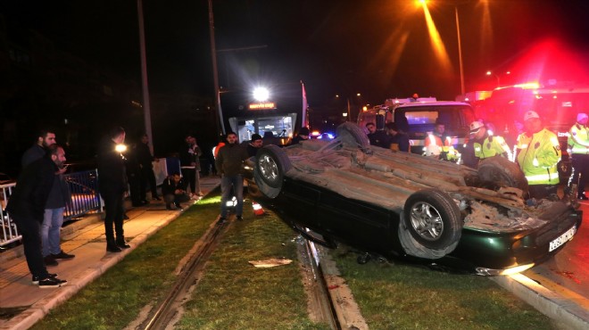 Takla atıp tramvay yoluna devrildi: 2 yaralı