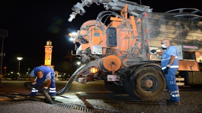 Tarihi çarşıda tıkanma ve kokuya karşı gece mesaisi