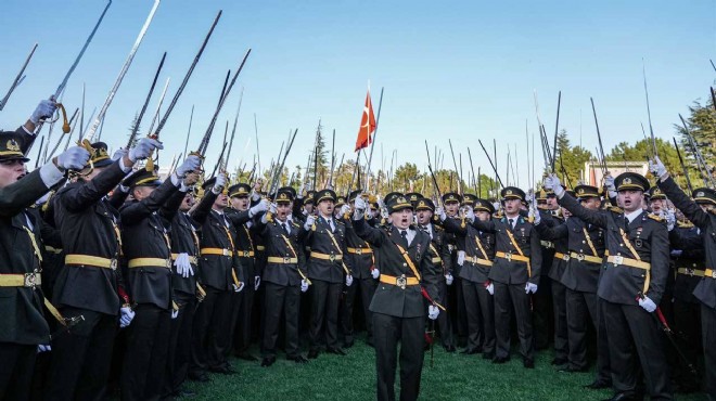 Teğmenlerin komutanının ihracı iptal edildi
