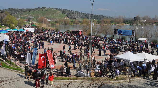 Tire'deki şenlikte 1.5 ton hamsi pişirildi