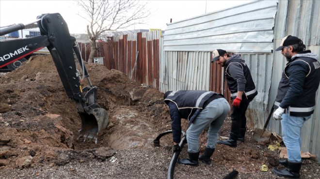 Toprağa gömülü tank içinde 3 bin litre kaçak akaryakıt ele geçirildi