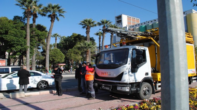 Tramvay hattında seferleri aksatan kaza: TIR direğe çarptı!