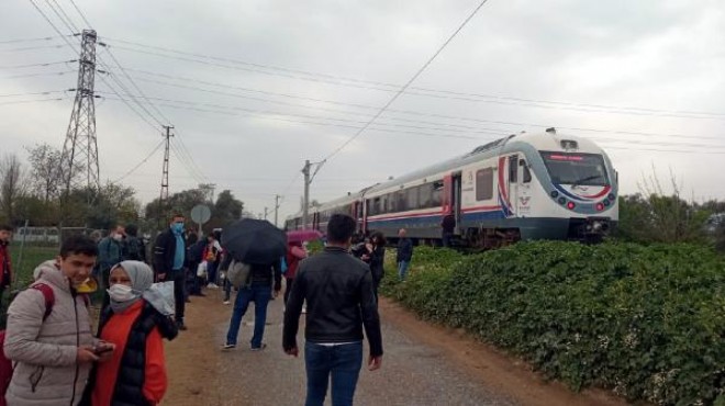Tren hemzemin geçitte otomobile çarptı: Baba ve oğlu yaralı